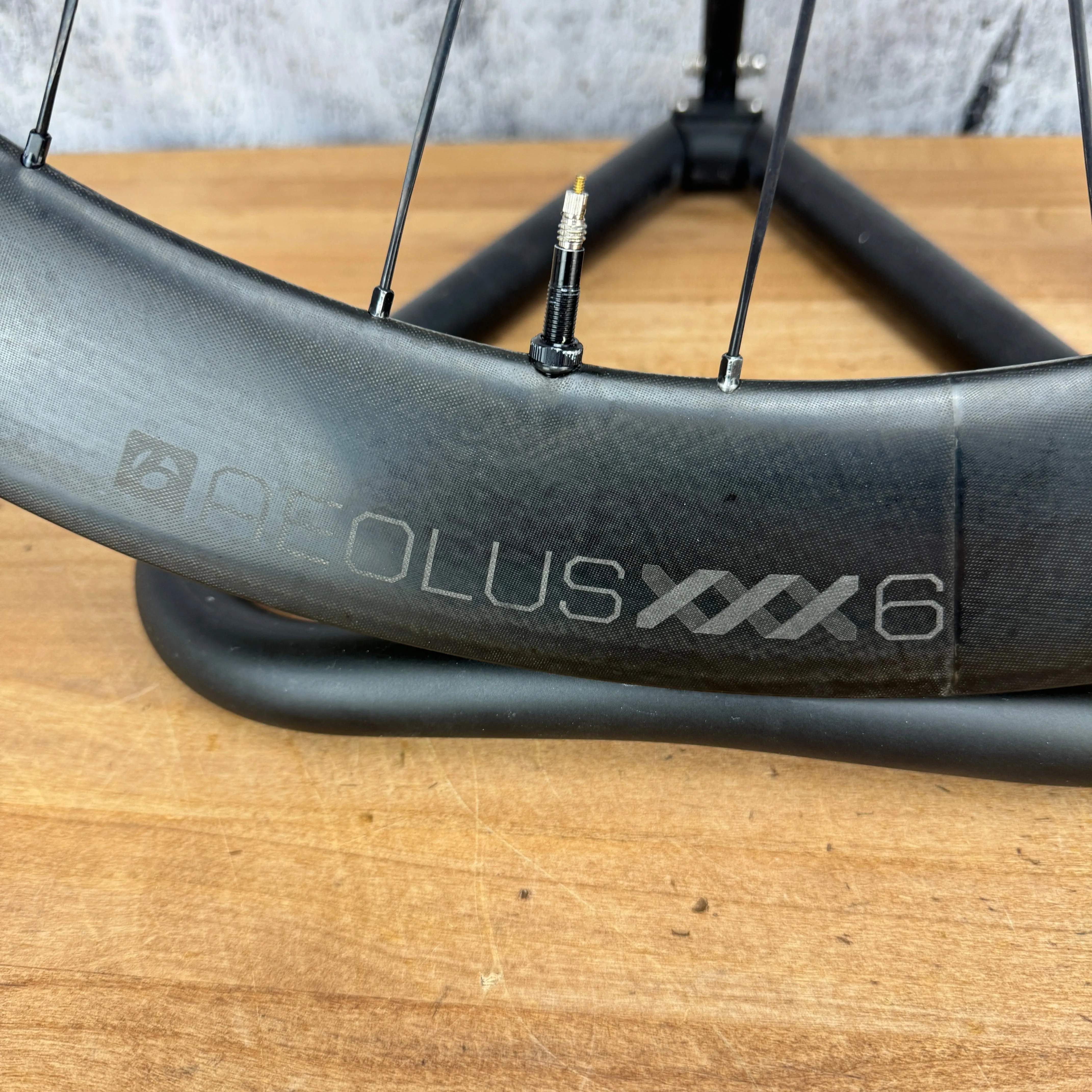 Bontrager Aeolus XXX 6 Carbon Tubeless Disc Brake Wheelset 700c 1635g
