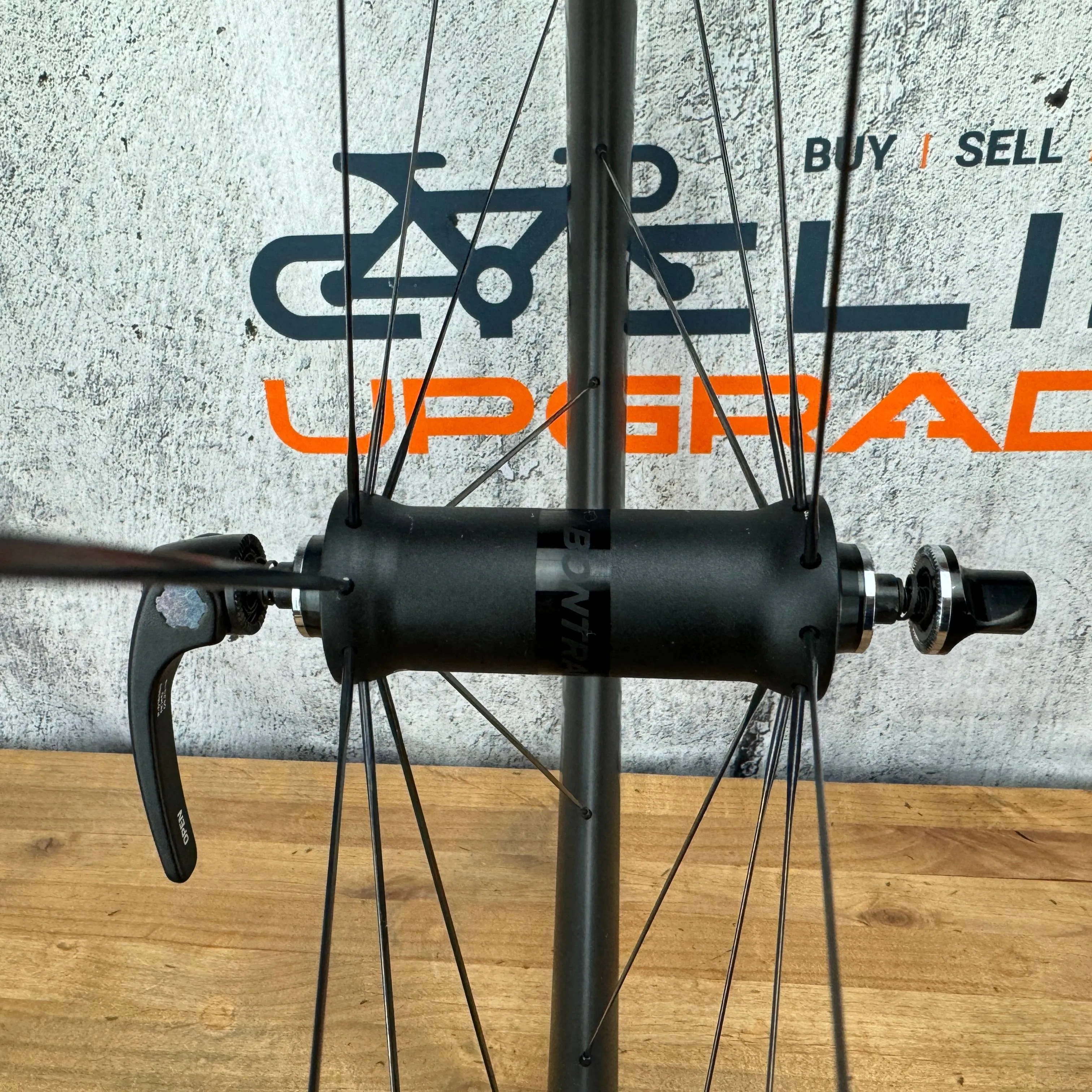 Mint! Bontrager Aeolus Pro 5 Carbon Tubeless Wheelset 700c Rim Brake 1724g